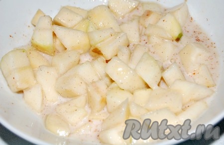 Полученную заправку добавить к грушам, перемешать.