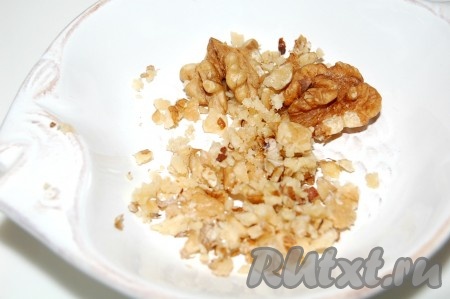 Грецкие орехи измельчить. Перед этим их можно подержать в микроволновке 2 минуты или слегка прожарить на сковородке без масла, чтобы чуточку прокалить их, они будут вкуснее.