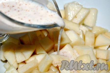 Полученную заправку добавить к грушам, перемешать.