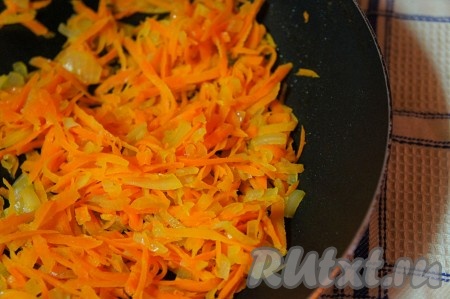 Добавить немного растительного масла и слегка обжарить до прозрачности и (!) слегка золотистого цвета.