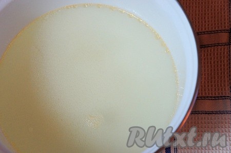 Красную рыбу поместить в кастрюлю, залить 1,5-2 литрами холодной воды и поставить на огонь. Готовить на среднем огне, после того, как закипит, готовим 5-7 минут. В процессе приготовления не забывайте снимать образовавшуюся накипь. Затем рыбный бульон процедить.
