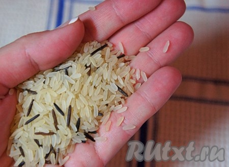 Бульон поставить на средний огонь, добавить рис и готовить 7-10 минут.