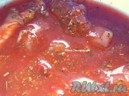 Вливаем к куриному мясу стакан томатного сока и оставляем мариноваться на несколько часов (можно оставить на ночь в холодильнике).