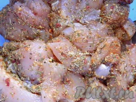 Куриное филе моем и нарезаем на средней величины кусочки. Солим филе по вкусу и добавляем любимые приправы, перемешиваем.