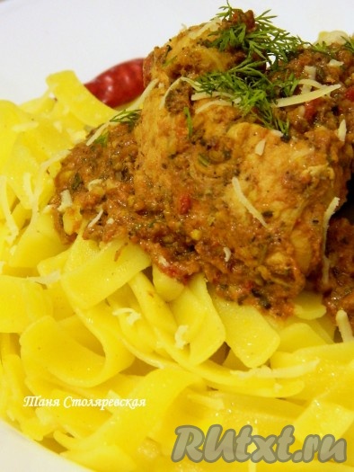 Куриное филе, замаринованное в томатном соке и запечённое в духовке, получается сочным, нежным и очень вкусным. Я подала его к столу с макаронами, посыпав натёртым сыром.