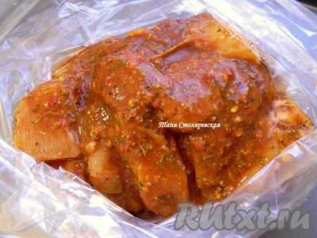 Затем мясо выкладываем в пакет для запекания, добавляем пару столовых ложек маринада для сочности. Завязываем пакет.
