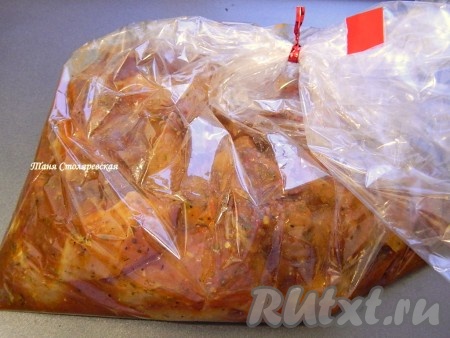 Нагреваем духовку до 180 градусов и запекаем куриное филе в течение 30-40 минут.