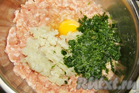 Картофель отварить и пюрировать. К куриному фаршу добавить измельченную зелень, панировочные сухари, яйцо и картофельное пюре. Добавить соль и перец по вкусу.&nbsp;

