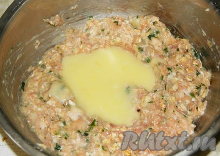 Остывший соус добавить к фаршу и хорошенько вымешать. Отправить в холодильник на 2 часа.
