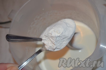 Просеять муку с разрыхлителем, тщательно перемешать.