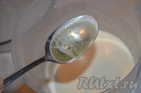 Добавить растительное масло, перемешать.