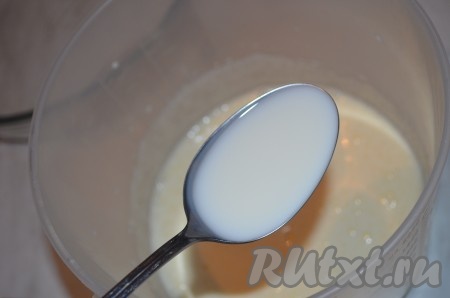 Добавить молоко, перемешать.