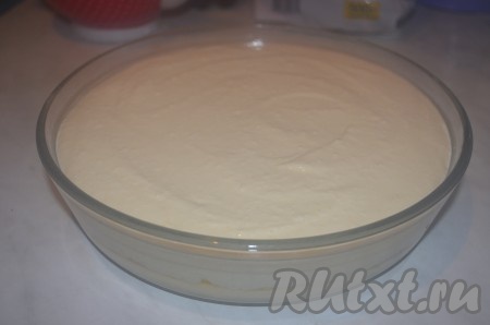 Вылить начинку на фрукты.