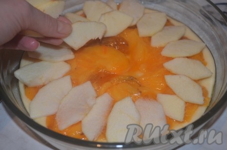 Хурму и яблоко нарезать ломтиками, выложить поверх теста.