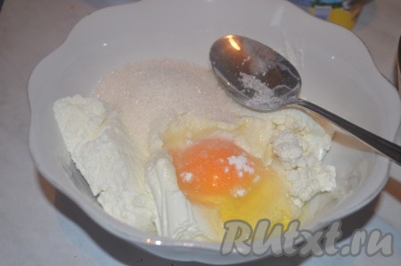 Для начинки творог перемешать с яйцом, ванилью, сахаром и сметаной. 