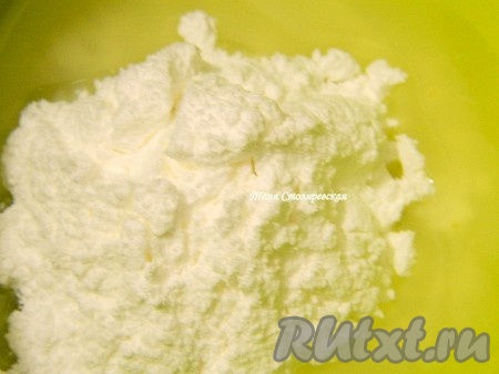 Пока кекс печется, готовим глазурь.Смешиваем сахарную пудру с лимонным соком. Если плохо перемешивается и получается слишком густая масса, можно добавить еще чуточку лимонного сока.
