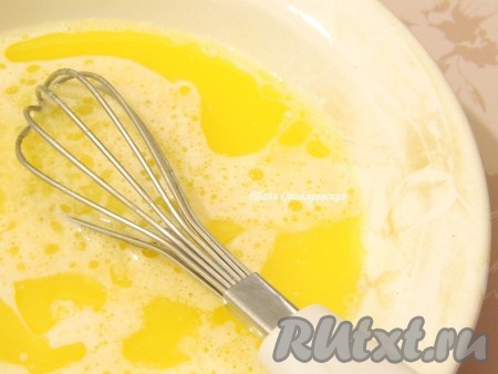К маслу добавить слегка взбитые яйца.
