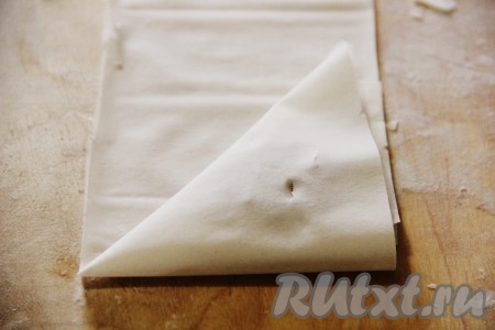 Таким способом сворачиваем тесто до конца.