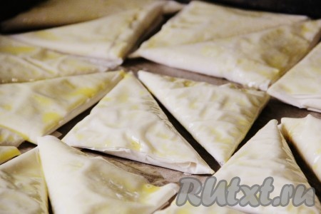 Выкладываем конвертики из теста "Фило" на противень, смазанный оставшимся сливочным маслом.
