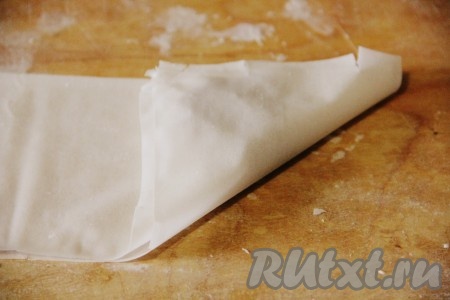 Сворачиваем тесто конвертиком.