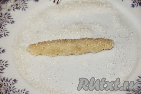 Отдохнувшее тесто достать из холодильника и разделить на 24 части.  Каждую часть раскатать руками в колбаску длиной 10 сантиметров.&nbsp;На плоскую тарелку насыпать сахар. Каждую получившуюся&nbsp; колбаску обвалять со всех сторон в сахаре.