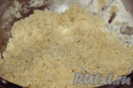 Заранее достать сливочное масло из холодильника, чтобы оно согрелось до комнатной температуры. Мягкое сливочное масло и муку перетереть в крошку. Всыпать 2 столовые ложки сахара, налить минеральную воду с газом и замешать тесто руками. В этом рецепте газированная вода выполняет функцию разрыхлителя в тесте, так что берите хорошо газированную воду.