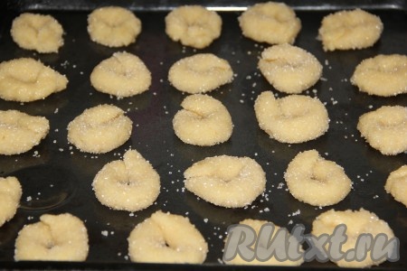 Концы каждой колбаски скрепить между собой и выложить на противень, смазанный маслом. Выпекать печенье в разогретой духовке 15-20 минут при температуре 180 градусов.