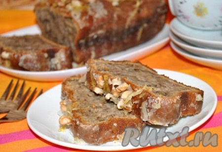 Нарезаем наивкуснейший банановый кекс с грецкими орехами на кусочки и подаём к чаю.
