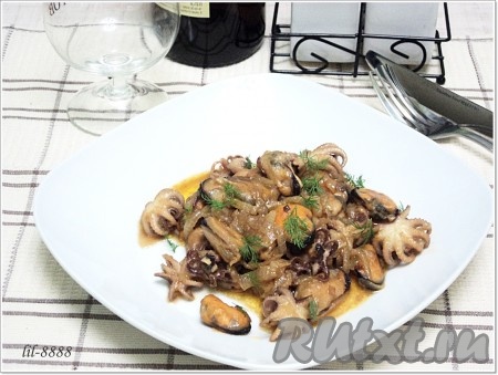 Морепродукты, тушеные с луком и специями