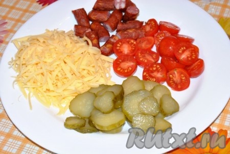 Начинка для быстрой пиццы. Колбаски режем небольшими кусочками. Помидоры черри режем пополам. Огурец режем колечками. Сыр трем на терке.