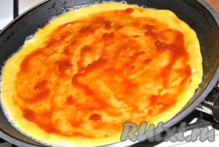 Раскатываем тесто в круг диаметром 24-26 см. Сковороду ставим на медленный огонь, смазываем сливочным или растительным маслом, выкладываем корж, смазываем томатным соусом или кетчупом (вместо готового соуса лучше пробить в блендере большой помидор + маленькая луковица + чеснок + соль, перец + зелень). Соуса не жалейте - чем больше соуса, тем сочнее пицца получится!
