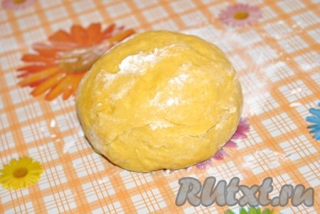 Готовим тесто для быстрой пиццы. В теплое молоко вбить яйцо, размешать венчиком до однородности. В большую миску выложить муку, разрыхлитель, соль, сахар, перемешать. В мучную смесь влить яичную смесь. Ложкой замесить тесто. Готовое тесто выложить на притрушенный мукой стол, вымесить руками. Скатать в шар, оставить немного "отдохнуть". Тесто выйдет мягким и эластичным, может слегка липнуть к рукам.