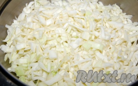 Капусту свежую нарезать мелкими кубиками.