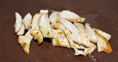 Обжаренное филе слегка остудить и нарезать на кусочки.