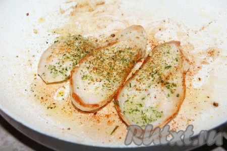 С каждой стороны жарить по 5 минут. Посыпать солью и любимыми специями.