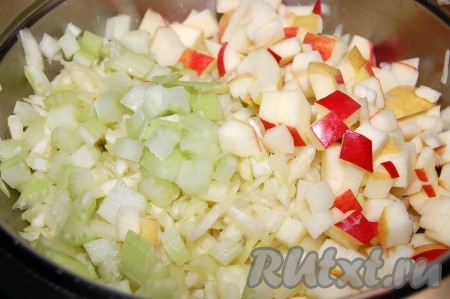 Добавить сельдерей с яблоком к капусте.