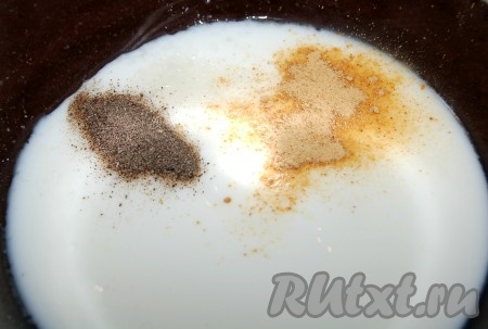 Для заправки смешать питьевой йогурт со специями.