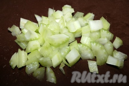 Черешковый сельдерей очистить от внешних волокон и нарезать тонкими кусочками.