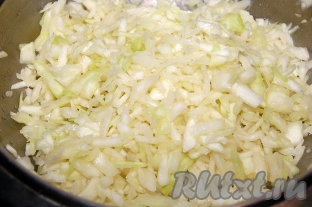 Добавить соль (я добавила 0,5 чайной ложки) и как следует помять капусту руками, чтобы она стала помягче и посочнее.