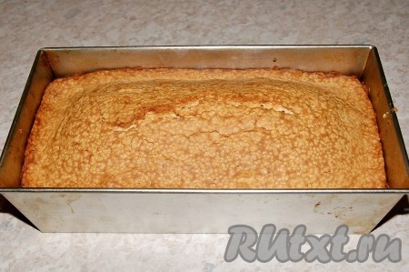 Выпекать кекс до готовности. Мой кекс был готов примерно через 50 минут, потому что у меня форма была довольно низкой по высоте и большой по объёму для такого количества теста. Если ваша форма будет высокой и узкой, то на выпечку понадобится не менее 60 минут. Не забывайте следить за выпечкой, чтобы не пересушить её в духовке. Готовность кекса можно проверить, проткнув его по середине сухой деревянной палочкой, если палочка после прокалывания останется сухой, значит выпечка готова, вынимайте её из духовки.