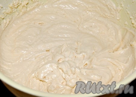 Тесто для кекса, замешанное на молоке и сливочном масле, должно напоминать сметану средней густоты. Если консистенция теста будет гуще, тогда отрегулируйте её, влив немного молока.