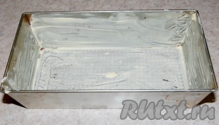 Форму для выпечки кекса смазать изнутри сливочным маслом.