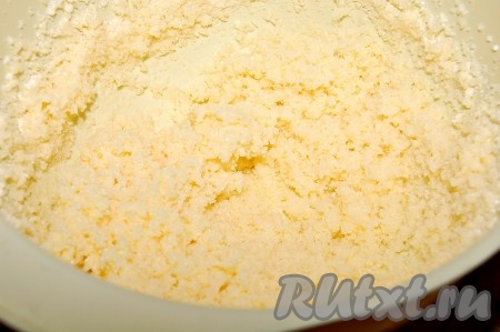 После добавления всего количества сахара тесто будет, как на фото.