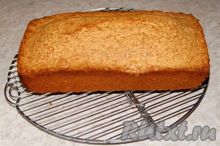 Достать форму из духовки. Дать кексу постоять в форме 5 минут, затем переложить из формы на решётку и оставить до полного остывания.