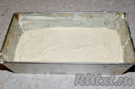 Аккуратно перелить в форму тесто, разровнять и отправить в холодную духовку, установить температуру 180 градусов. Горячая духовка из-за сахара сделает кекс тёмно-коричневого цвета.