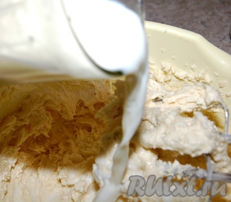 Влить половину стакана молока, перемешать тесто. Чередуя 1/3 часть муки и половину стакана молока, тщательно перемешивая после добавления каждого ингредиента, замесить тесто для кекса.