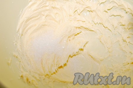 Затем, набравшись небольшого терпения, добавлять в сливочное масло сахар, строго по одной столовой ложке за один раз, каждый раз тщательно взбивая. Если добавить сразу много сахара, то тесто для кекса будет тяжелым, а нам нужно пышное и лёгкое.