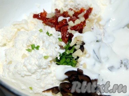 В размятый сыр добавить все нарезанные продукты для начинки, сметану, соль, специи, измельченный чеснок.
