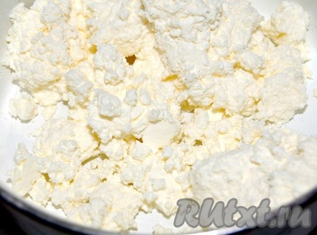 Творожный сыр размять вилкой. Я использовала сыр "Альметте".