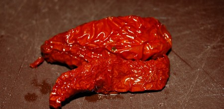 Вяленые помидоры нарезать мелкими кусочками.
